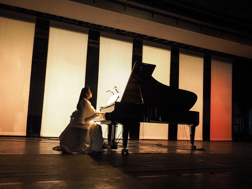 Maki Namekawa on piano